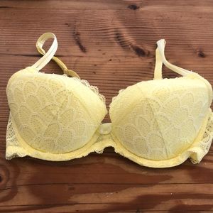 NWOT Chantelle 32DD yellow lace bra